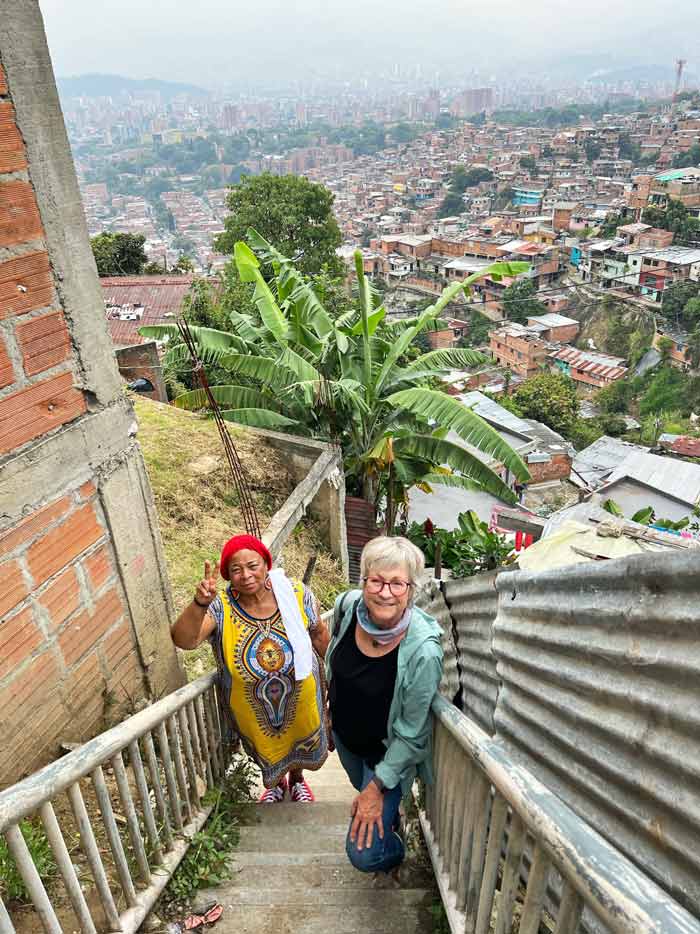Sania con Socorro Mosquera en la Comuna 13 en Medellín