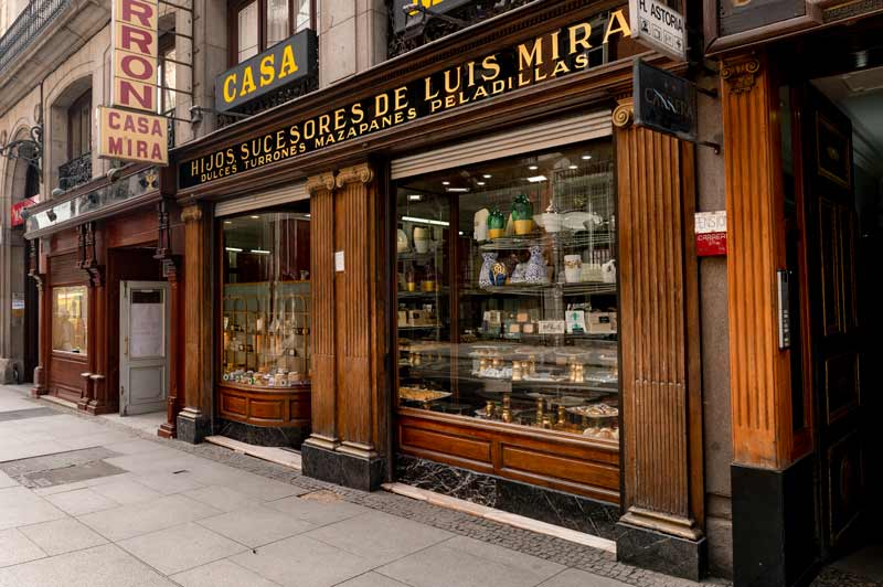 Fachada de la pastelería Casa Mira en Madrid