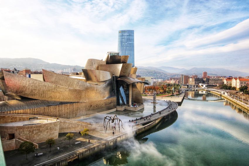 Panorámica de la ría de Bilbao con el Museo Guggenheim en primer plano.