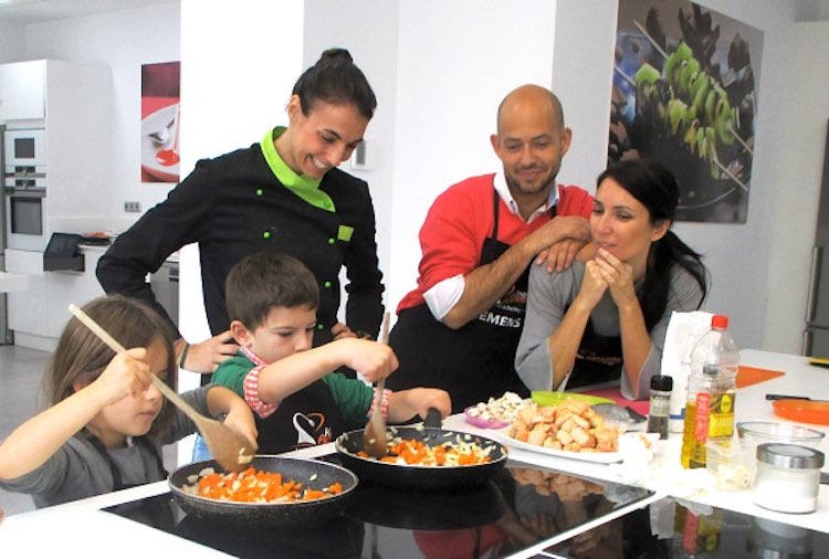 Niños en un curso de cocina, uno de los planes familiares en Getxo.