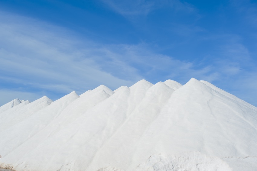 Montañas de sal en las Salinas d'Es Trenc.