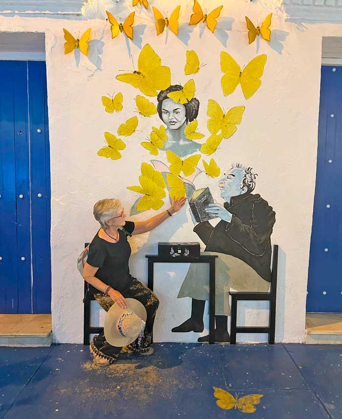 Sania con un mural de Gabriel García Márquez. 