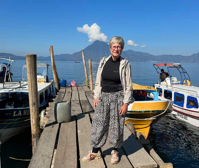 Sania Jelic en un embarcadero en el lago Atitlán