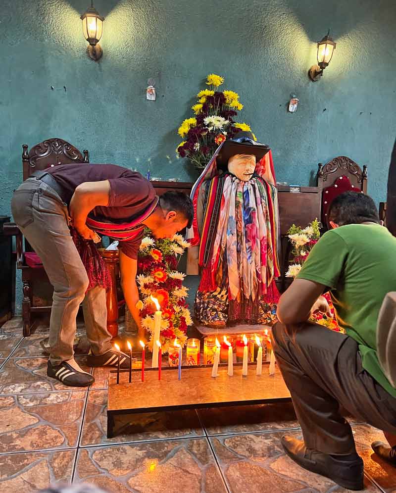 Adoración a Maximón en el lago Atitlán