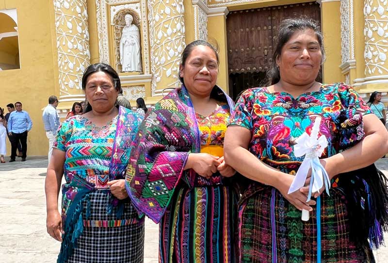 Mujeres mayas en Antigua