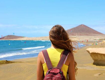 chica de espaldas en una playa de Tenerife