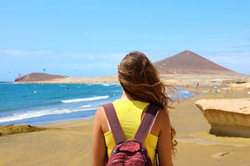 chica de espaldas en una playa de Tenerife