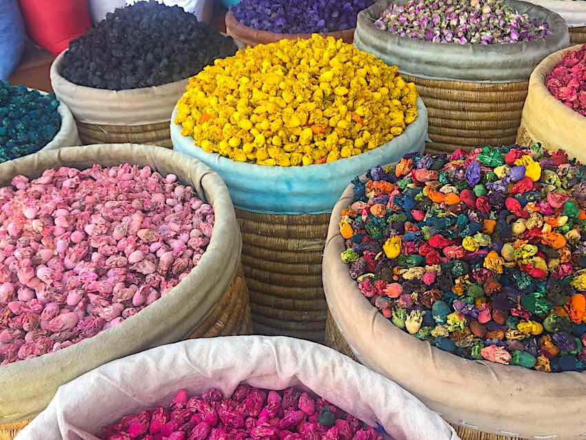 Especias y flores secas del zoco de Marrakech. 