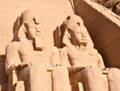 Colosos de Ramsés II en la entrada de Abu Simbel.