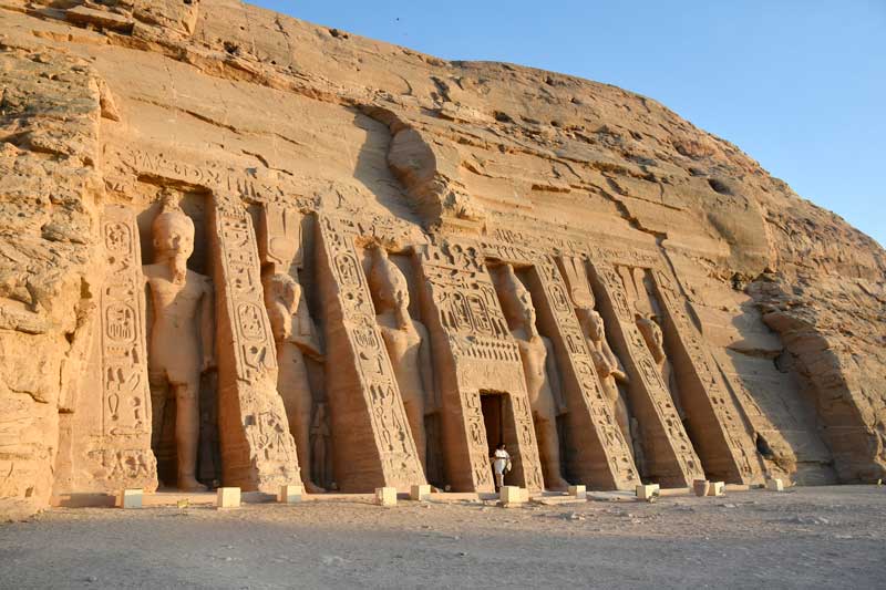 Fachada del templo de Abu Simbel dedicado a Nefertari.