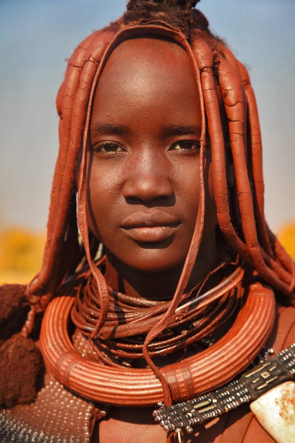 Mujer himba peinada con barro en Namibia