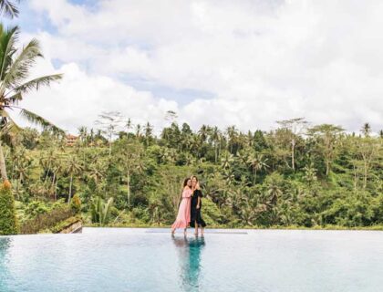 dos mujeres en una piscina en el interior de Bali