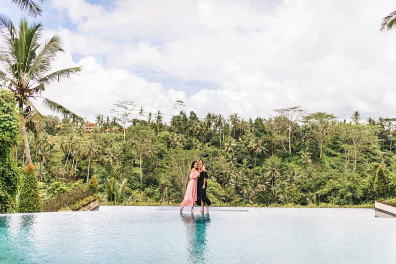 dos mujeres en una piscina en el interior de Bali