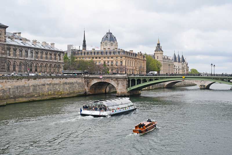 Barcos para turistas en el Sena. 