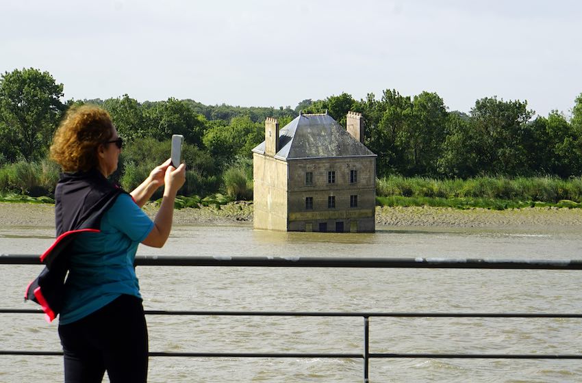 Casa sumergida en las aguas del Loira, obra del artista Jean-Luc Courcoult.
