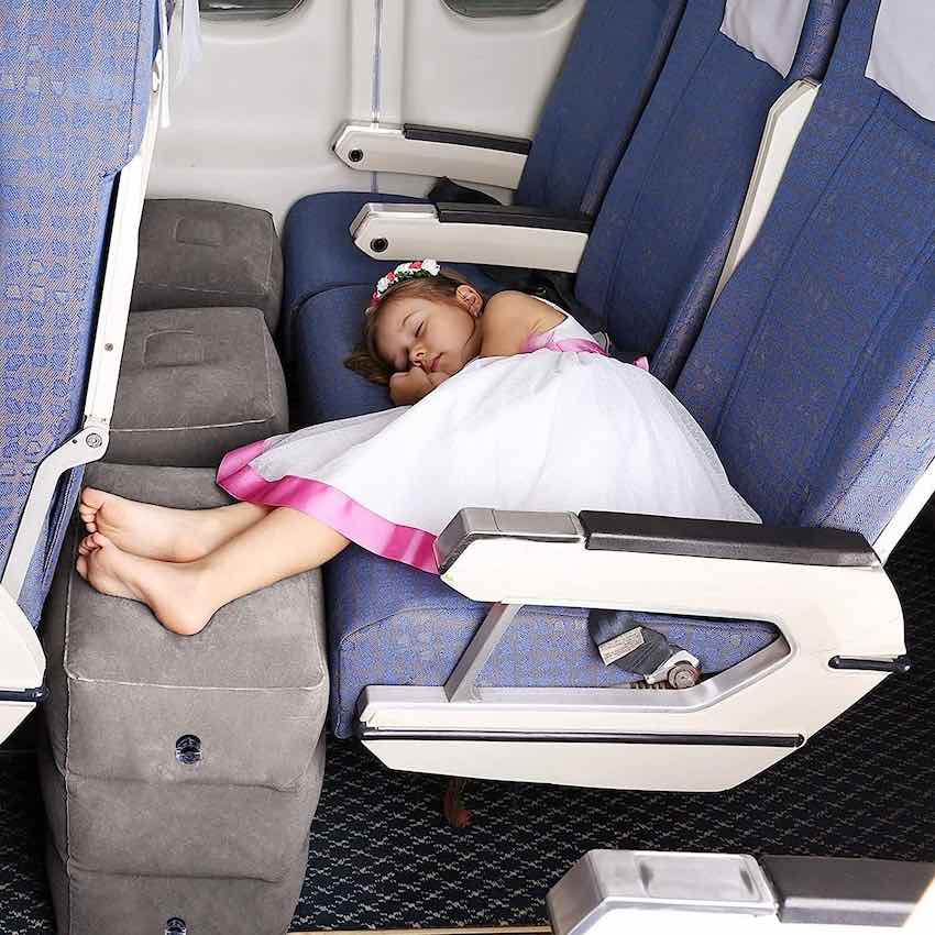 Cojín hinchable ideal para llevar en vuelos largos con niños