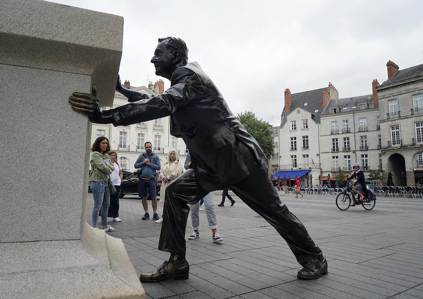 Èloge du dèplacement de Philippe Ramette en la plaza Bouffay de Nantes.