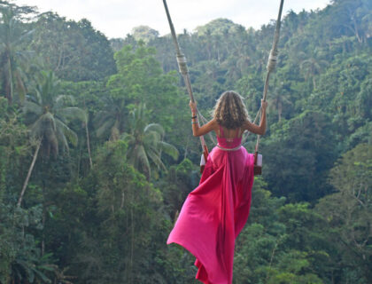 chica con vestido rosa en un columpio en Ubud