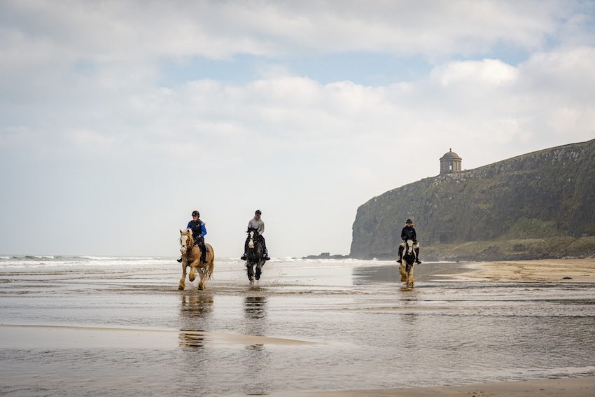 Un paseo a caballo en Benone Beache, una de las playas de Irlanda más bonita