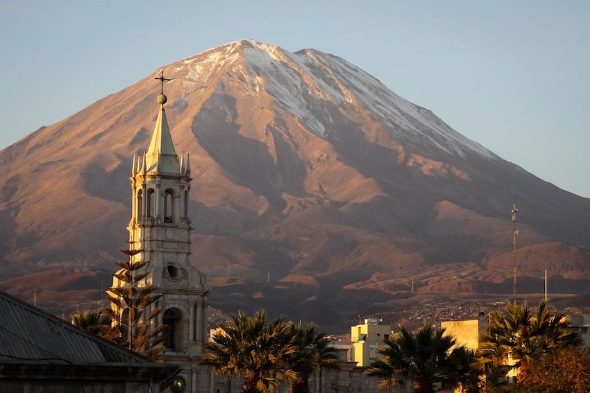 Un campanario de Arequipa con el volcán al fondo 