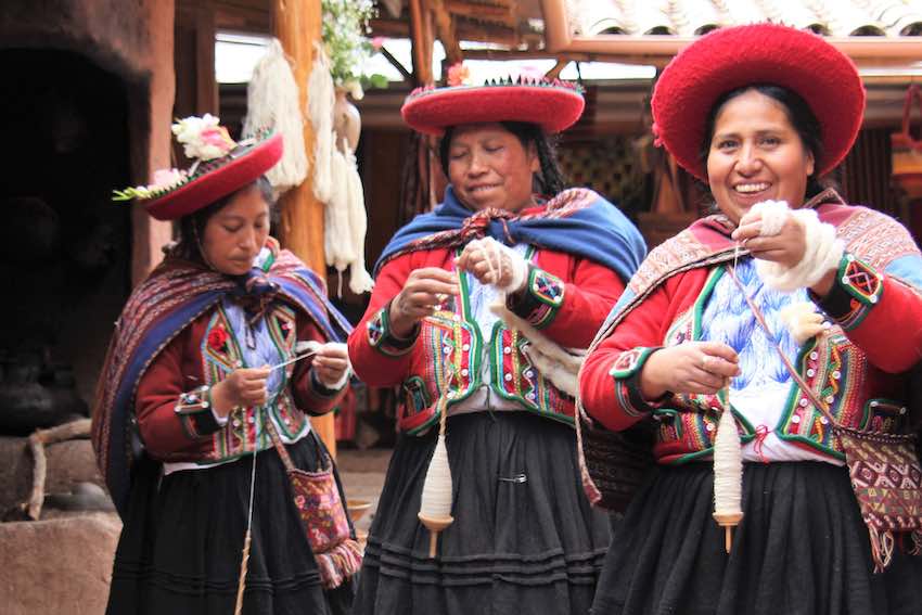 Mujeres peruanas ataviadas con el traje tradicional