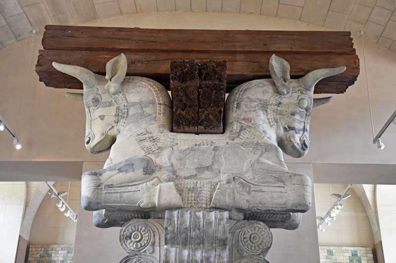 Capitel del Palacio de Susa de Dario I que se encuentra en el Museo del Louvre