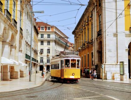 En una escapada a Lisboa no puede faltar un paseo en tranvía.