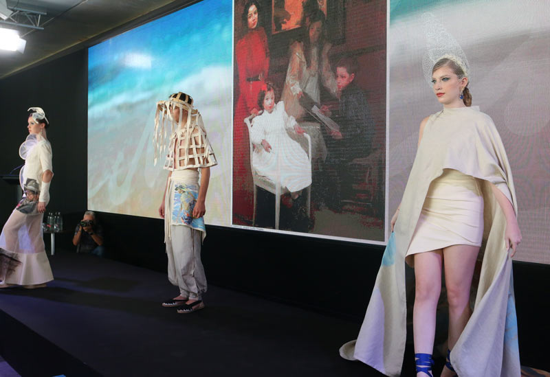 Presentación de algunos de los vestidos de la colección "Sorolla, moda y sostenibilidad". 