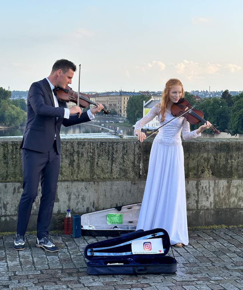 Violinistas en el Puente de Carlos, en Praga. 