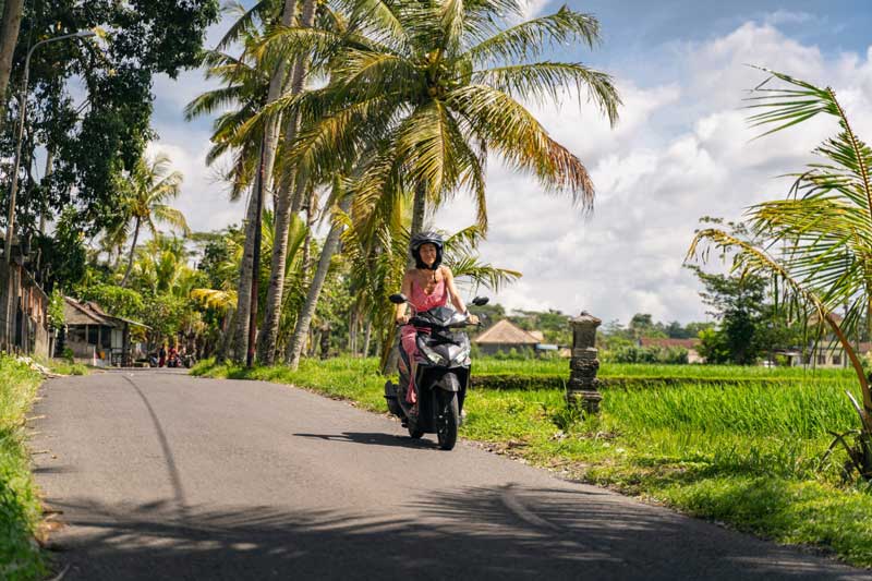 Mujer en moto por Bali. 