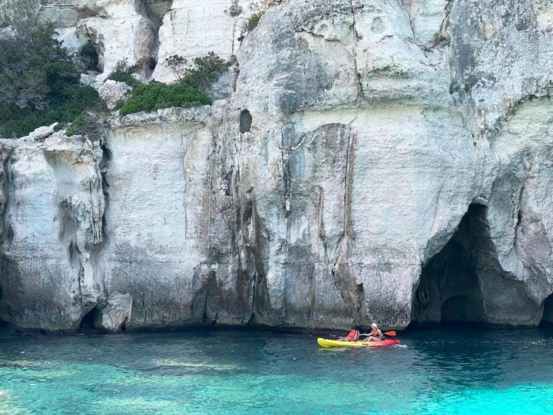 Kayak en las calas del sur de Menorca.