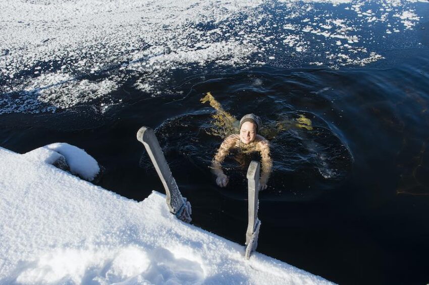 Nadar en hielo en Finlandia.