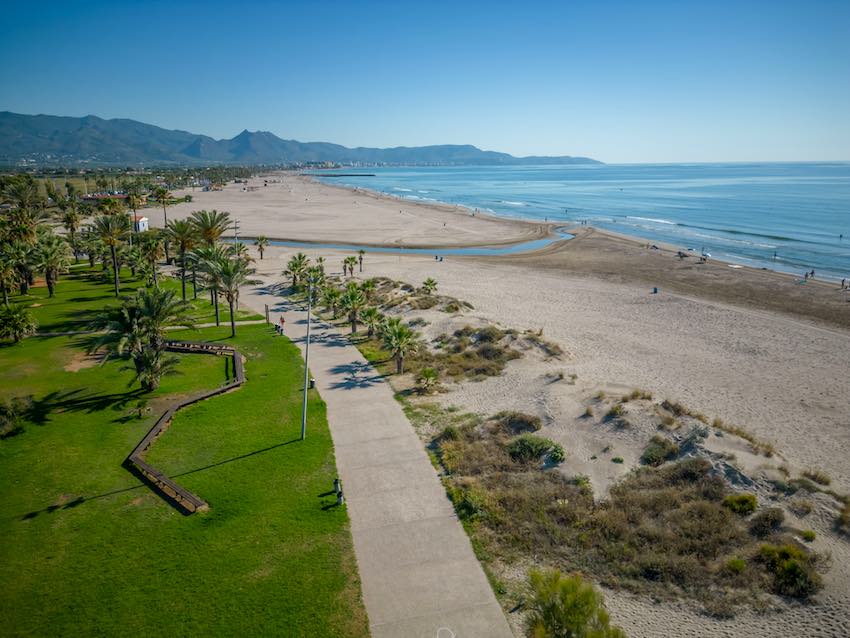Las playas de Castelló son accesibles desde la ciudad.