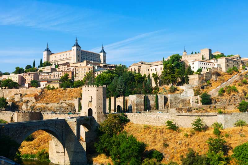 Toledo desde el Puente Alcántara con el Alcázar al fondo. 
