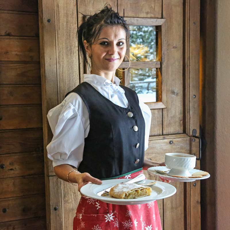 camarera sirviendo crema di Cogne en el Valle de Aosta.