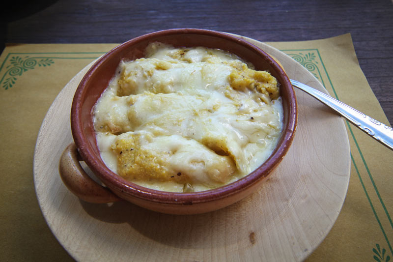 plato de polenta concia en el valle de aosta