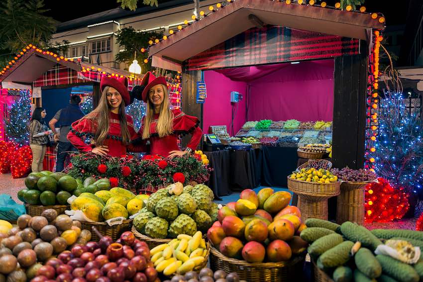 Fruta tropical en el mercado navideño de Madeira.