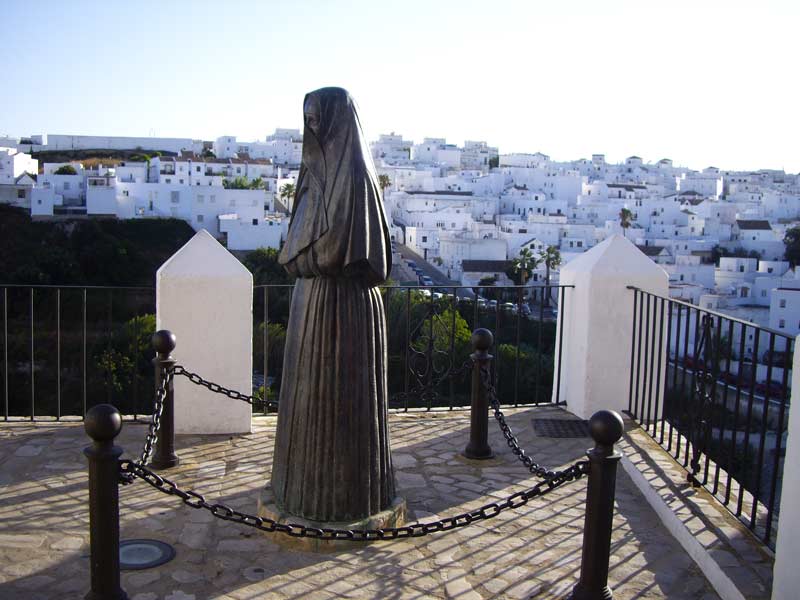 Estatua dedicada a las 'cobijadas' en Vejer de la Frontera. 