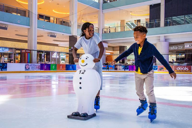 niños patinando sobre hielo en Dubái