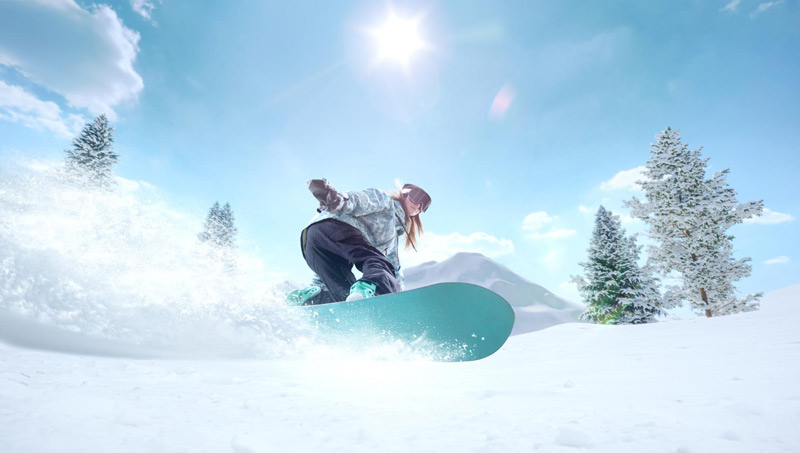 chica haciendo snowboard