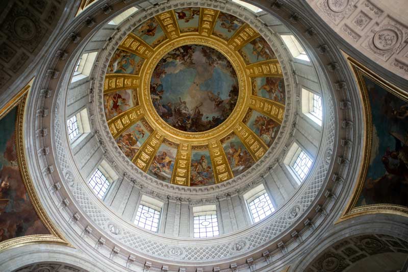 Interior de la cúpula de los Inválidos en el museo de la Armada de París. 