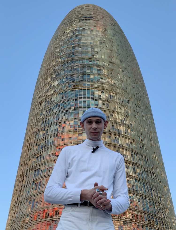Erik Harley delante de la Torre Glòries de Barcelona.