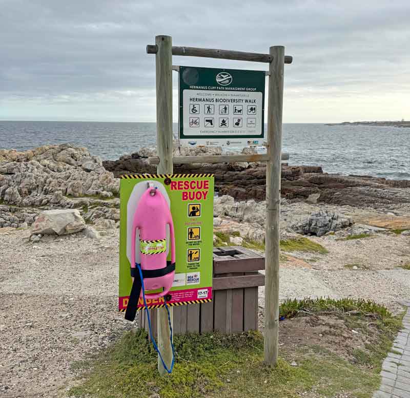 Camino señalizado por la costa para avistar ballenas. 