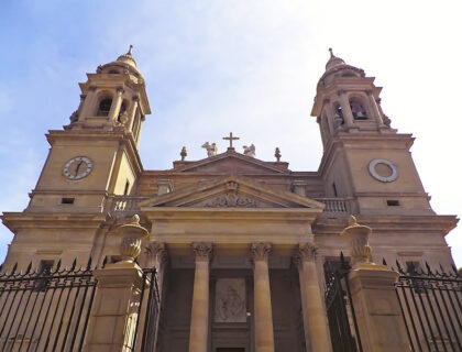 Fachada neoclásica de la catedral de Pamplona.
