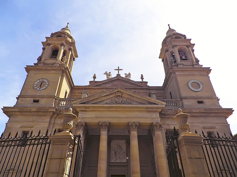 Fachada neoclásica de la catedral de Pamplona. 