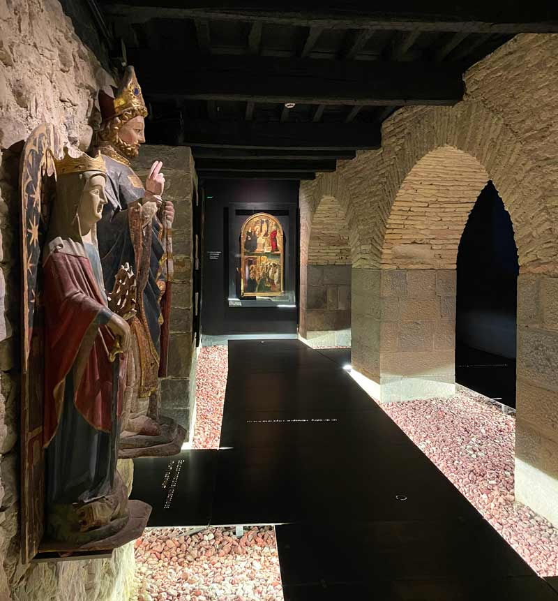 Sala de la exposición Occidens en la catedral de Pamplona