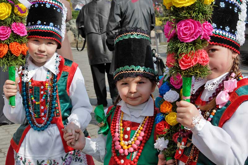 Niñas con las palmas polacas y trajes tradicionales de Polonia. 