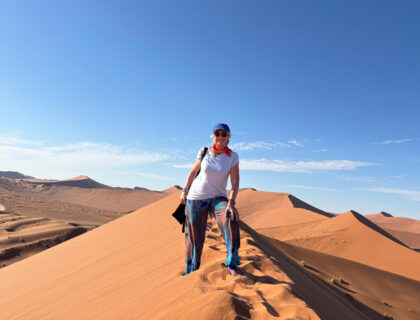 Sania Jelic en las dunas del desierto del Namib.