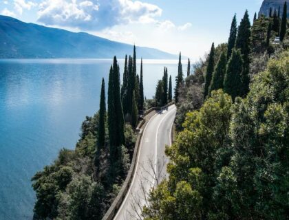 Carretera que rodea el lago de Garda