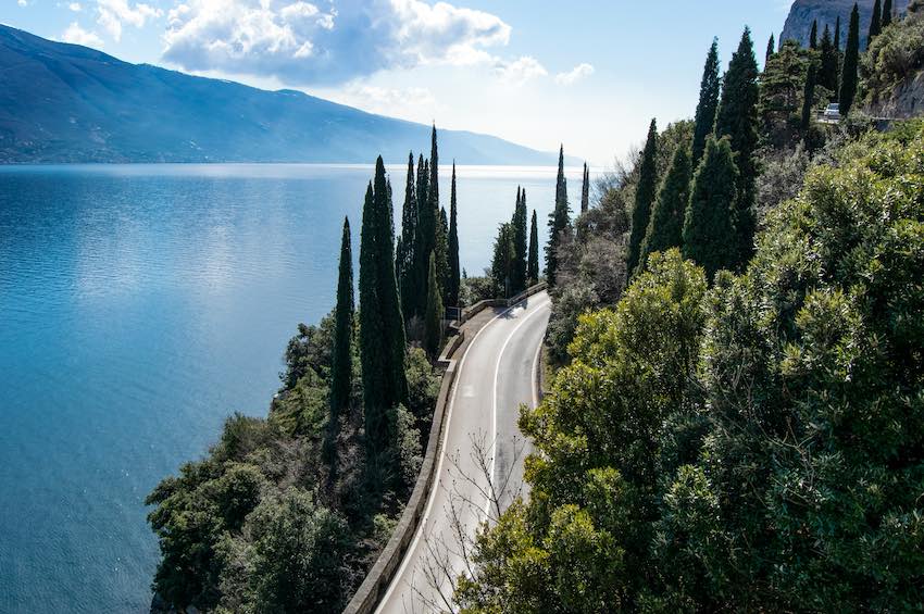 Carretera que rodea el lago de Garda